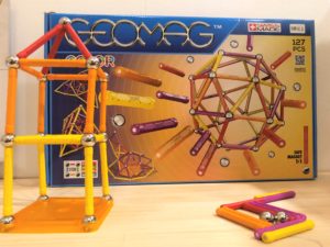 幼児期3歳半を過ぎた頃からチャレンジ可能。立体型のパズル「GEOMAG（ジオマグ）」
